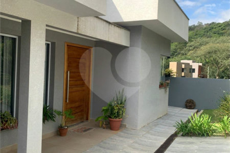 Casa à venda com 3 quartos, sendo 1 suíte, no condomínio Residencial Ponderosa, São Roque - SP