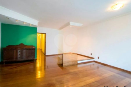 Casa com 360m² , 3 dormitórios , sendo 1 suíte , 4 vagas , disponível para venda ou locação , no centro de Santo André.
