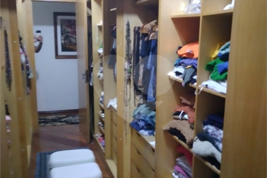 Casa à venda com 4 quartos, sendo 3 suítes, no condomínio Da Serra, São Paulo - SP