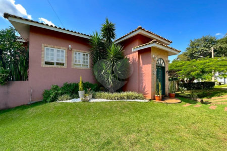 Casa à venda com 5 quartos, sendo 3 suítes, no condomínio Santa Teresa 1, Vinhedo - SP