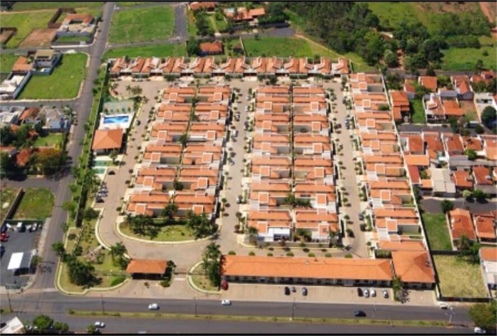 Casa à venda com 3 quartos, sendo 1 suíte,  no condomínio Vila Aracoara, Araraquara - SP