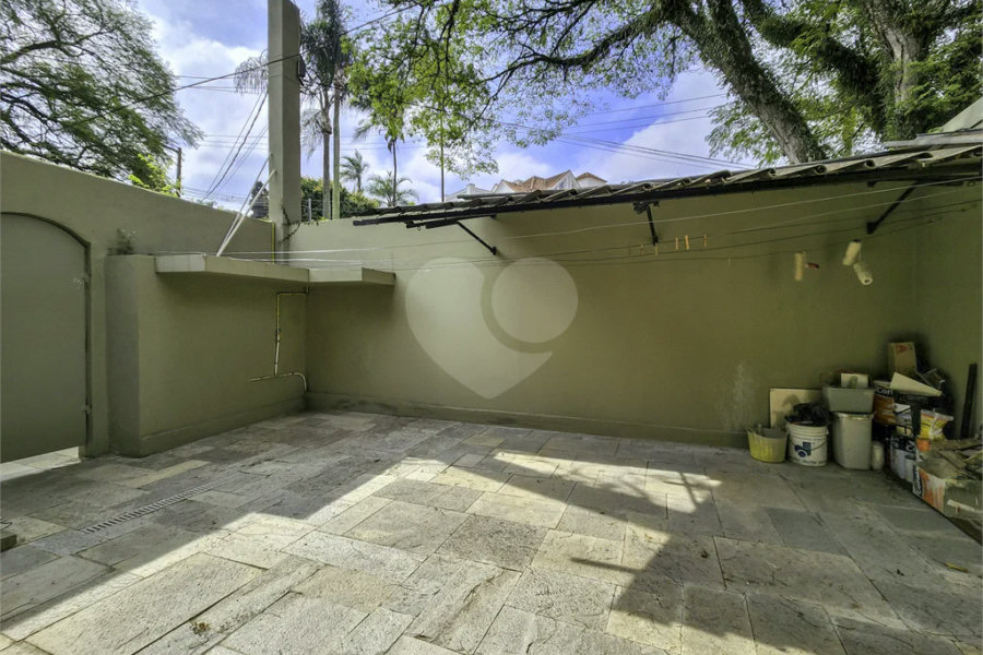 CASA EM RUA FECHADA NA REGIÃO DO MORUMBI / REGIÃO DO CLUBE PAINEIRAS