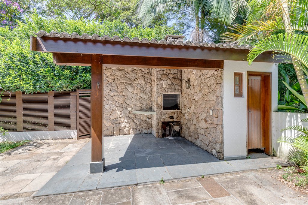 Casa à venda com 5 quartos, sendo 3 suítes, no condomínio Granja do Morumbi, São Paulo - SP