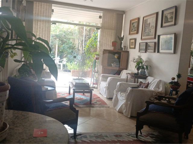 Sobrado à venda com 4 quartos, sendo 2 suítes,  em Interlagos, São Paulo, SP