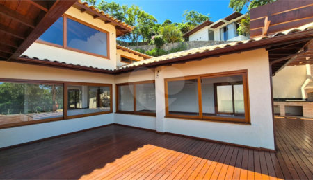 Casa à venda com 8 quartos, sendo 7 suítes,  em Ferradura, Armação dos Búzios, RJ