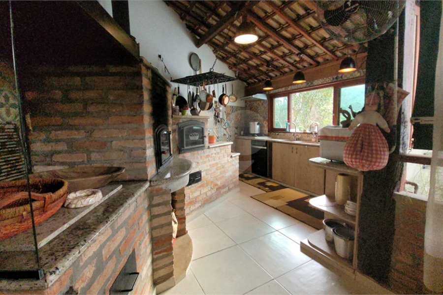 Sobrado à venda com 4 quartos, sendo 2 suítes, no Centro, Mairiporã, SP