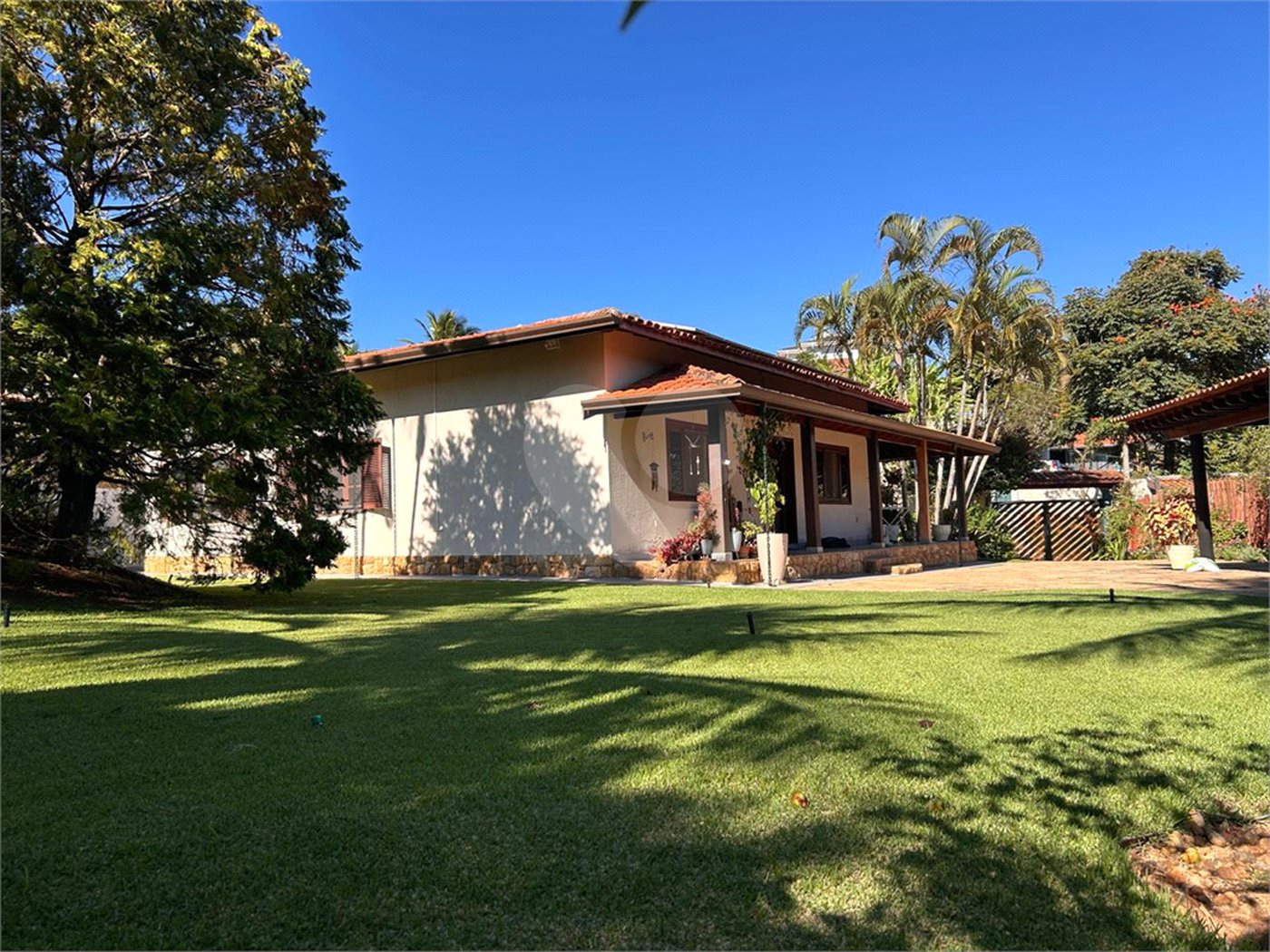 Casa à venda ou para alugar com 3 quartos, sendo 1 suíte, no condomínio Recanto Florido, Vinhedo - SP