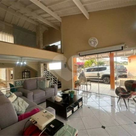 Casa à venda com 3 quartos, sendo 1 suíte, no condomínio Residencial Delle Stelle, Louveira - SP