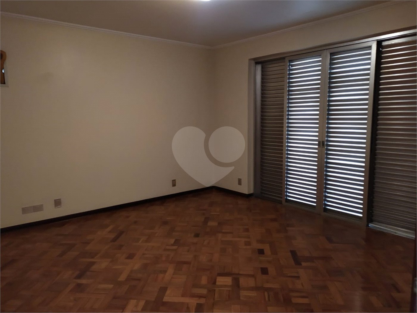 Casa à venda com 4 quartos, sendo 2 suítes, em Jardim das Vertentes, São Paulo, SP