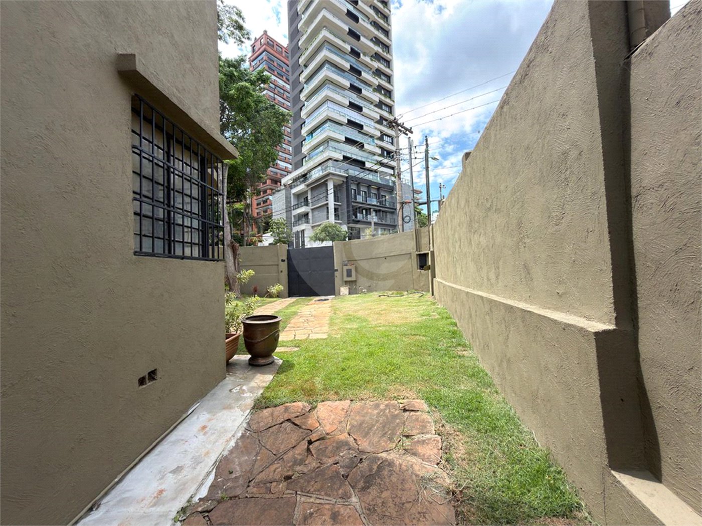 Sobrado para alugar com 6 quartos, sendo 2 suítes,  em Consolação, São Paulo, SP