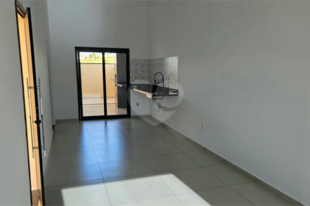 Casa à venda com 2 quartos, sendo 1 suíte, no condomínio Tivolli, Itapetininga - SP