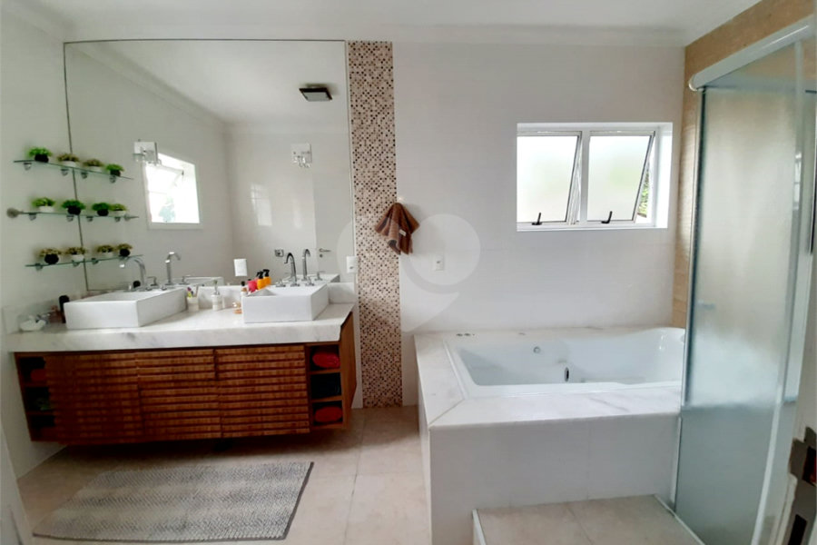 Sobrado à venda com 4 quartos, sendo 3 suítes, em Tremembé, São Paulo, SP