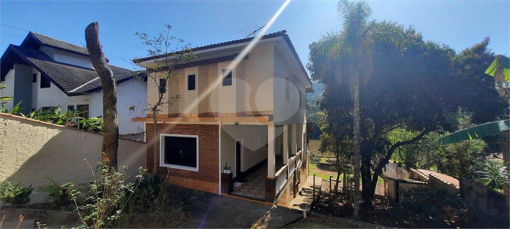 Casa à venda com 3 quartos, sendo 2 suítes, no condomínio Sausalito, Mairiporã - SP