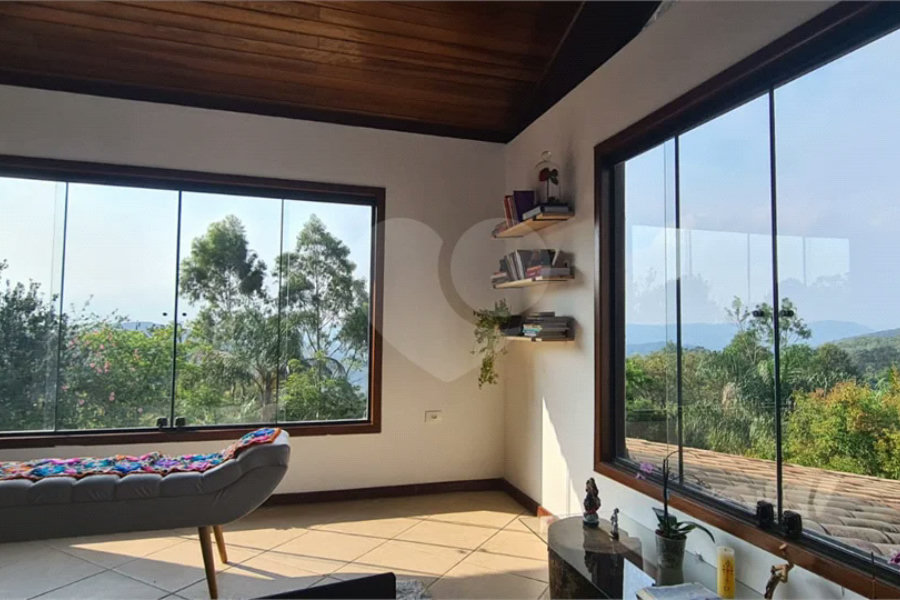 Sobrado à venda com 5 quartos, sendo 3 suítes, em Roseira, Mairiporã, SP