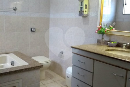 Sobrado à venda com 3 quartos, sendo 1 suíte,  em Vila Oliveira, Mogi das Cruzes, SP