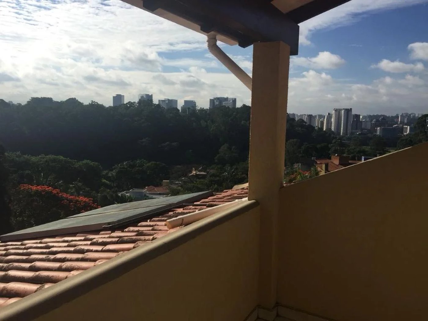 Casa à venda com 5 quartos, sendo 4 suítes, no condomínio Jardim Vitória Régia, São Paulo - SP