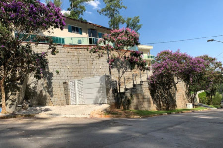 Casa à venda com 3 quartos, sendo 2 suítes, no condomínio : Conjunto Residencial Itaguaçu, São Paulo - SP