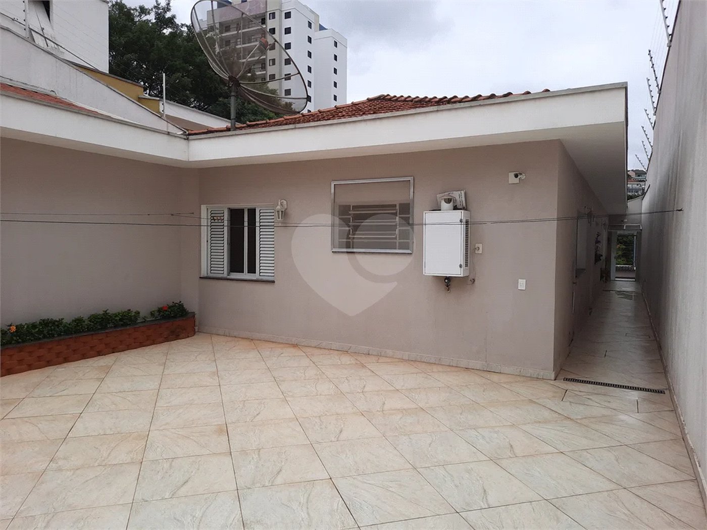 casa térrea na Vila Romana, 07 vagas de garagem, 4 quartos,, sendo 1 suíte amplo quintal.