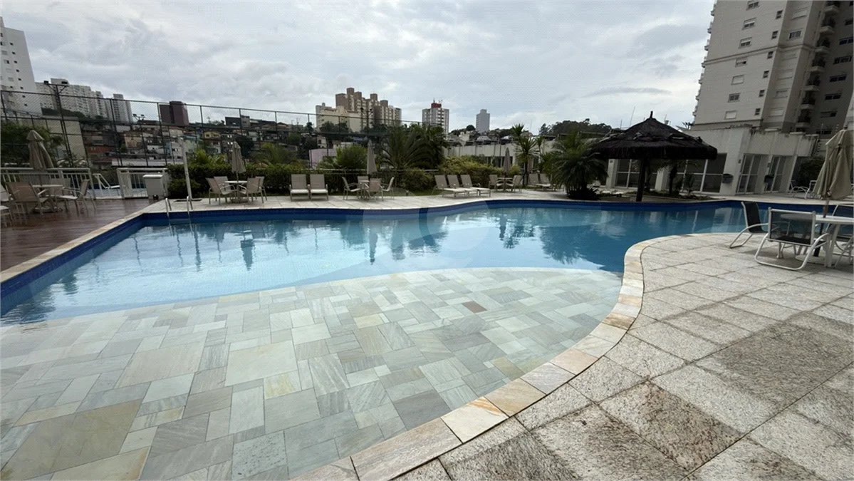 Apartamento de 155 m² com 4 dormitórios, varanda e 2 vagas de garagem. Condomínio com piscinas adulto, infantil e aquecida, lazer e portaria 24 horas.