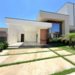 Casa térrea com 3 suítes no Condomínio Residencial Viena em Indaiatuba-SP - Acabamento de alto padrão - R$ 1.690.000,00 - AT 250 m² - AC 158 m² - 3 suítes,, sendo 1 suíte master com closet - Sala para dois ambientes (estar e jantar) - Cozinha planejada com ilha cooktop, forno elétrico e micro-ondas,