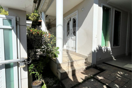 Casa à venda com 3 quartos, sendo 2 suítes, no condomínio Laura Serra, Rio de Janeiro - RJ
