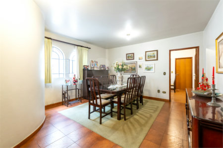 Casa à venda com 4 quartos, sendo 2 suítes, em Campo Belo, São Paulo, SP