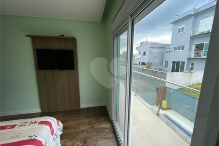 Casa à venda com 1 quarto, sendo 3 suítes, no condomínio Aruã Brisas I, Mogi das Cruzes - SP