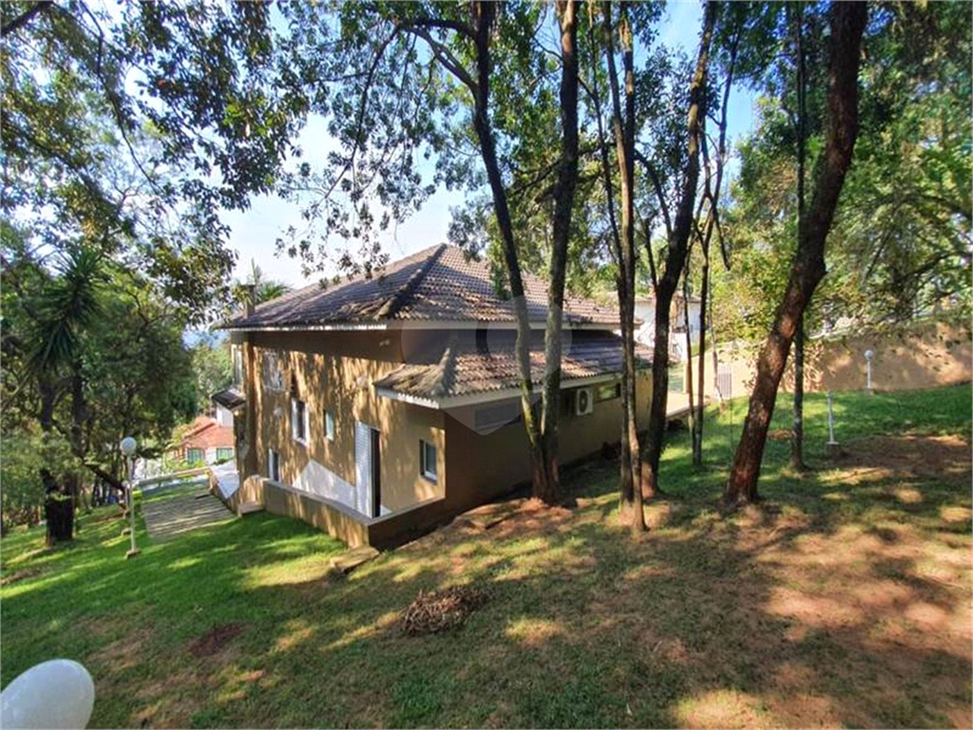 Sobrado à venda com 4 quartos, sendo 3 suítes, em Serra da Cantareira, Mairiporã, SP