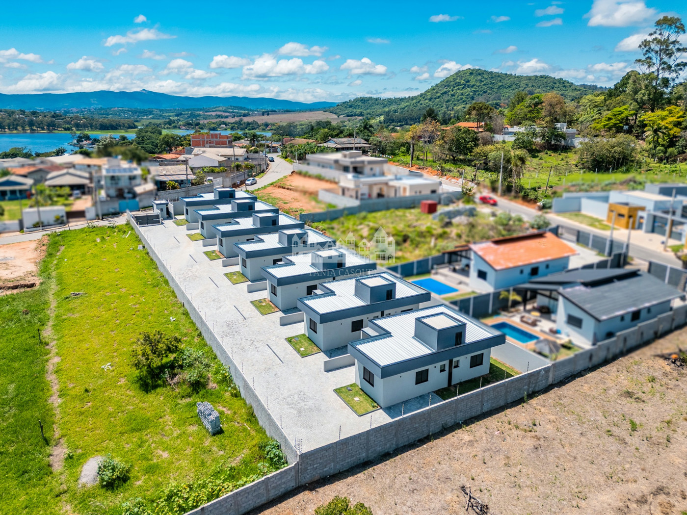 Casa térrea à venda com 3 quartos, sendo 1 suíte, no condomínio Flores da Usina, Atibaia - SP