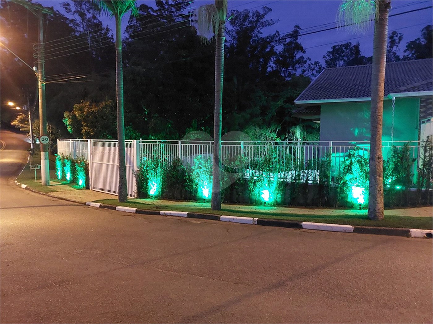 Casa à venda com 4 suítes no condomínio Shambala I, Atibaia - SP