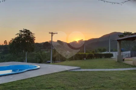 CHÁCARA A VENDA COM PISCINA, 3 DORMITÓRIOS, 1 SUITE, 2 VAGAS, PARAIBUNA/SP.