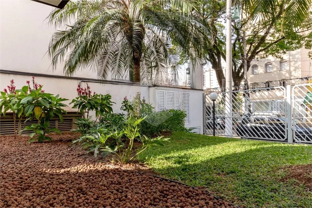 Apartamento à venda com 3 quartos, sendo 1 suíte,  em Moema, São Paulo, SP