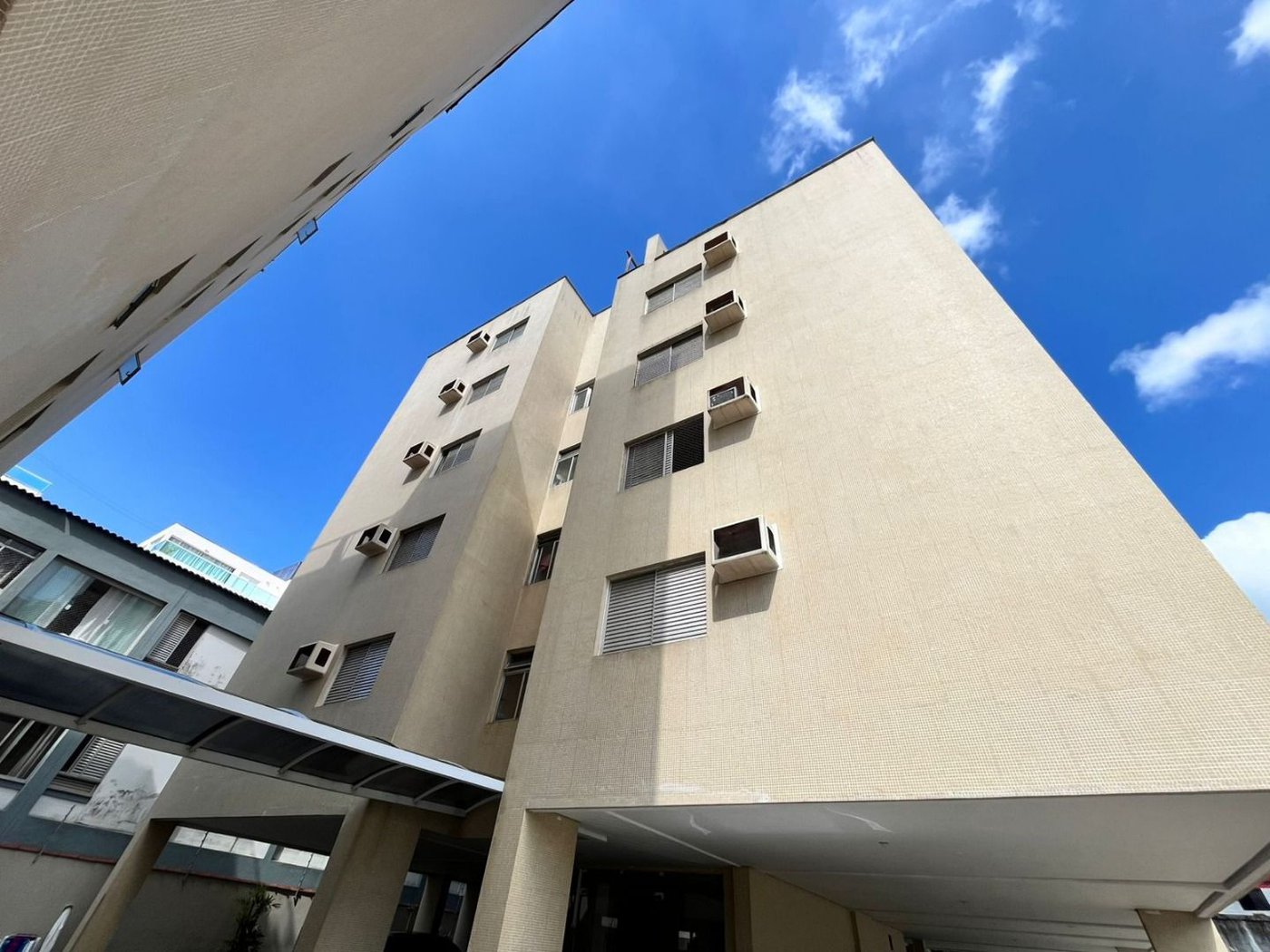 Apartamento 2 dormitórios com vaga de garagem lado praia na Enseada Guarujá