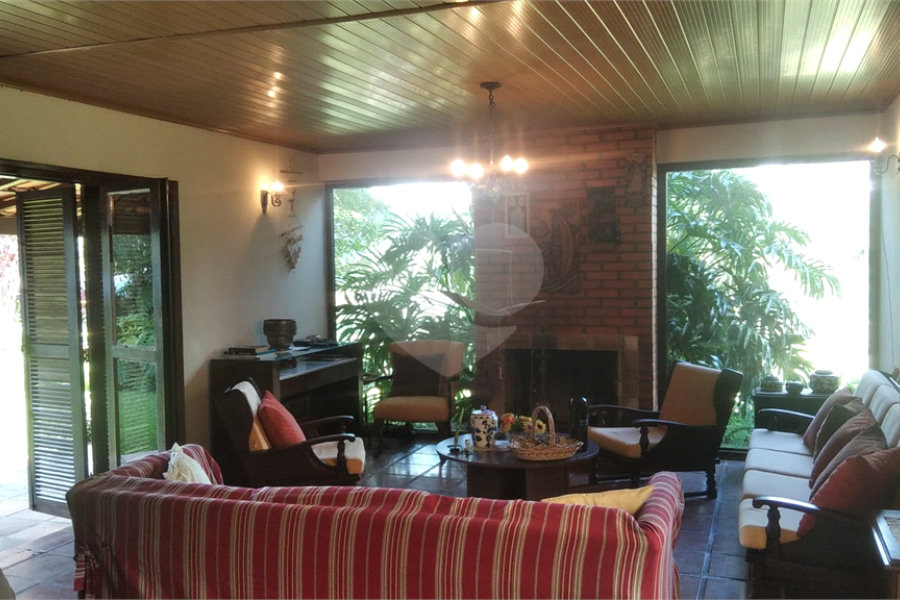 Casa à venda com 5 quartos, sendo 3 suítes, no condomínio Alpes da Cantareira, Mairiporã - SP
