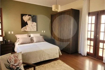 Casa Exclusiva com Pé-Direito Alto e Área Gourmet no Jardim Paraíso