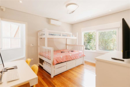 Casa à venda com 5 quartos, sendo 4 suítes, no condomínio Figueira Garden, Atibaia - SP