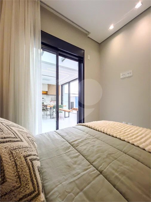 Casa Térrea – Condomínio Maria Cândida - 300 m² de terreno - 212 m² de área construída - 4 vagas de garagem, sendo 2 cobertas - Sala de jantar e estar integradas, com pé-direito duplo e cortina - 3 suítes com ar-condicionado, sendo 1 master com closet – planejado – Roupeiro – Escritório - Cozinha