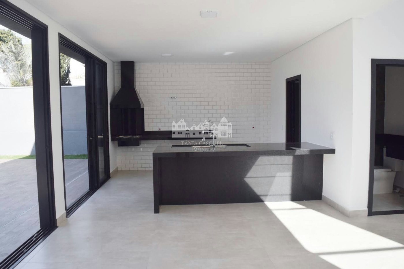 Casa à venda com 4 suítes no condomínio Figueira Garden, Atibaia - SP