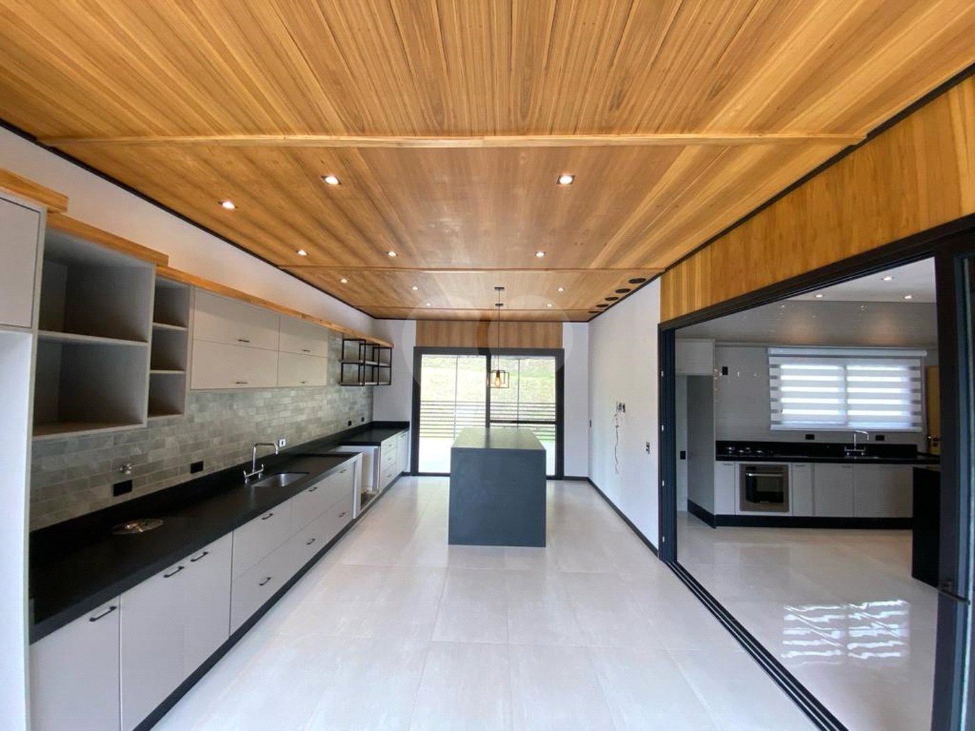 Casa à venda com 4 quartos, sendo 3 suítes,  no condomínio Jardim das Palmeiras, Bragança Paulista - SP