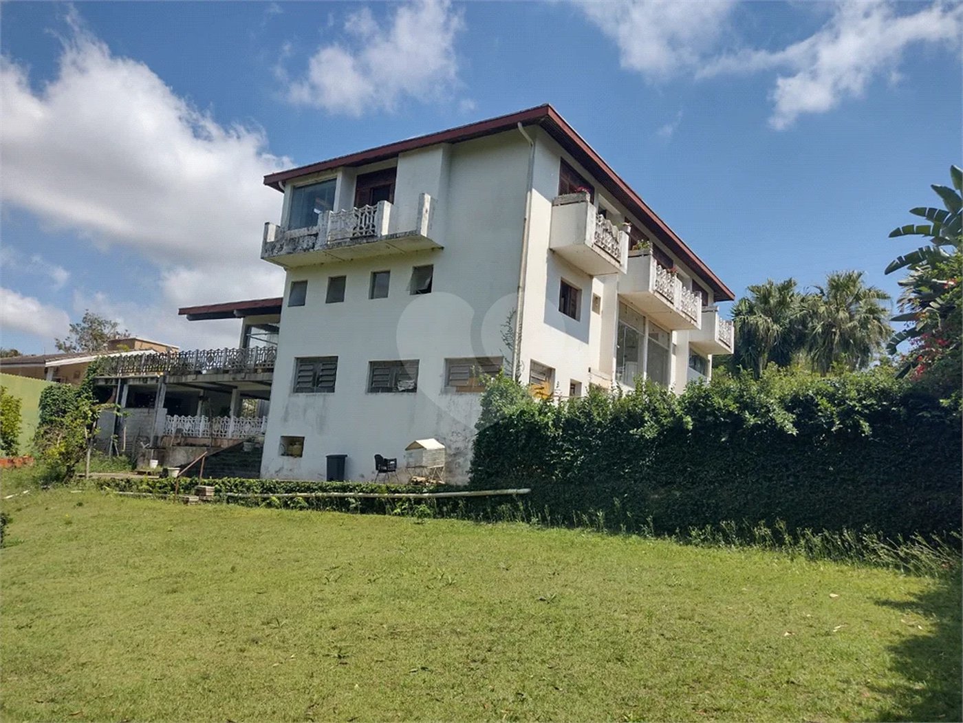 Casa à venda com 7 quartos, sendo 4 suítes, no condomínio Estância Marambaia, Vinhedo - SP