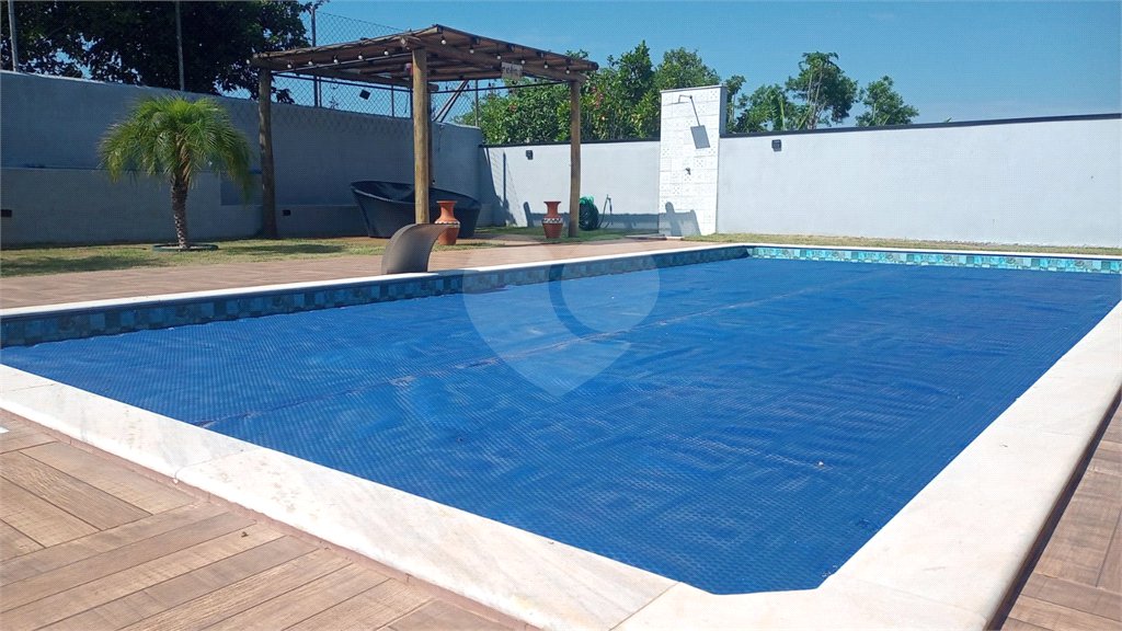 Casa à venda com 3 quartos, sendo 1 suíte, no condomínio Village da Serra, Araçoiaba da Serra - SP