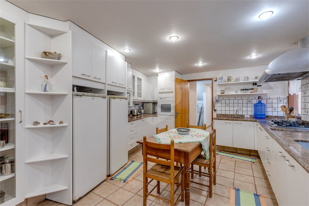 Casa à venda com 5 quartos, sendo 4 suítes, em Alto da Boa Vista, São Paulo, SP