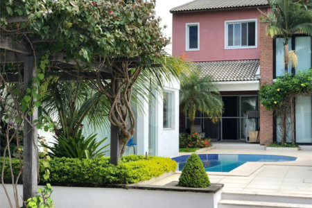 Casa à venda com 9 quartos, sendo 8 suítes, no condomínio Village Elisabete, Rio de Janeiro - RJ