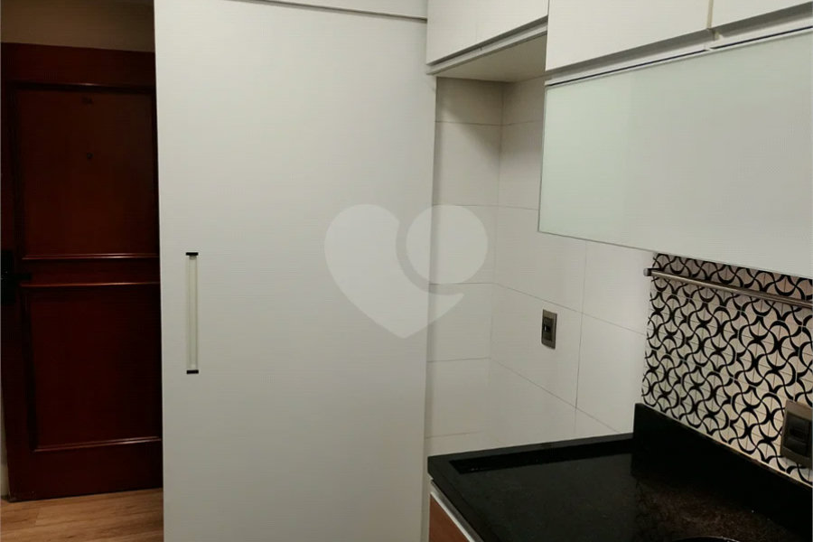 Linda cobertura Duplex om 3 dormitórios, sendo uma suíte com armários e ar condicionado e 2 vagas .