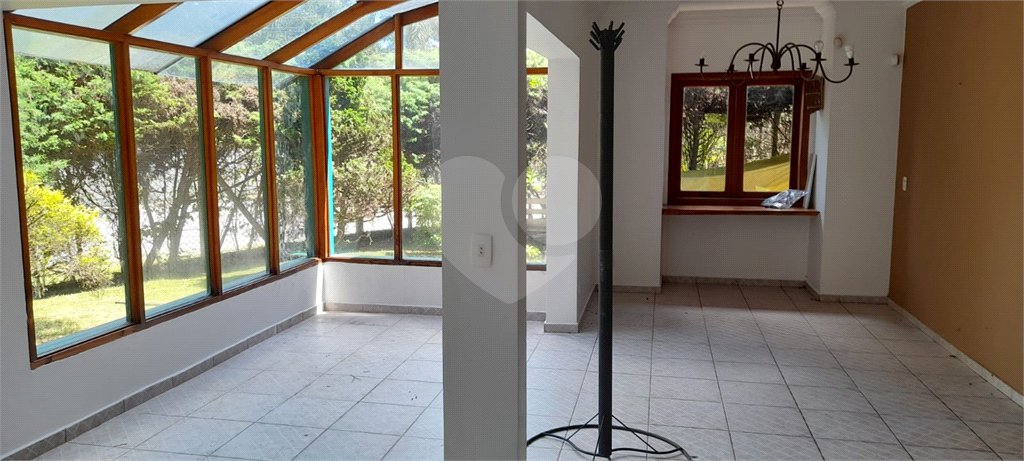 Sobrado à venda com 3 suítes em Serra da Cantareira, Mairiporã, SP
