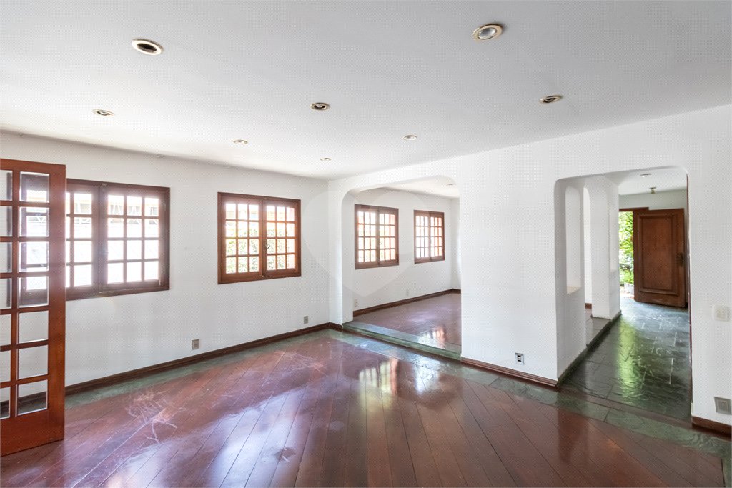 Sobrado à venda com 5 quartos, sendo 3 suítes, em Alto da Boa Vista, São Paulo, SP