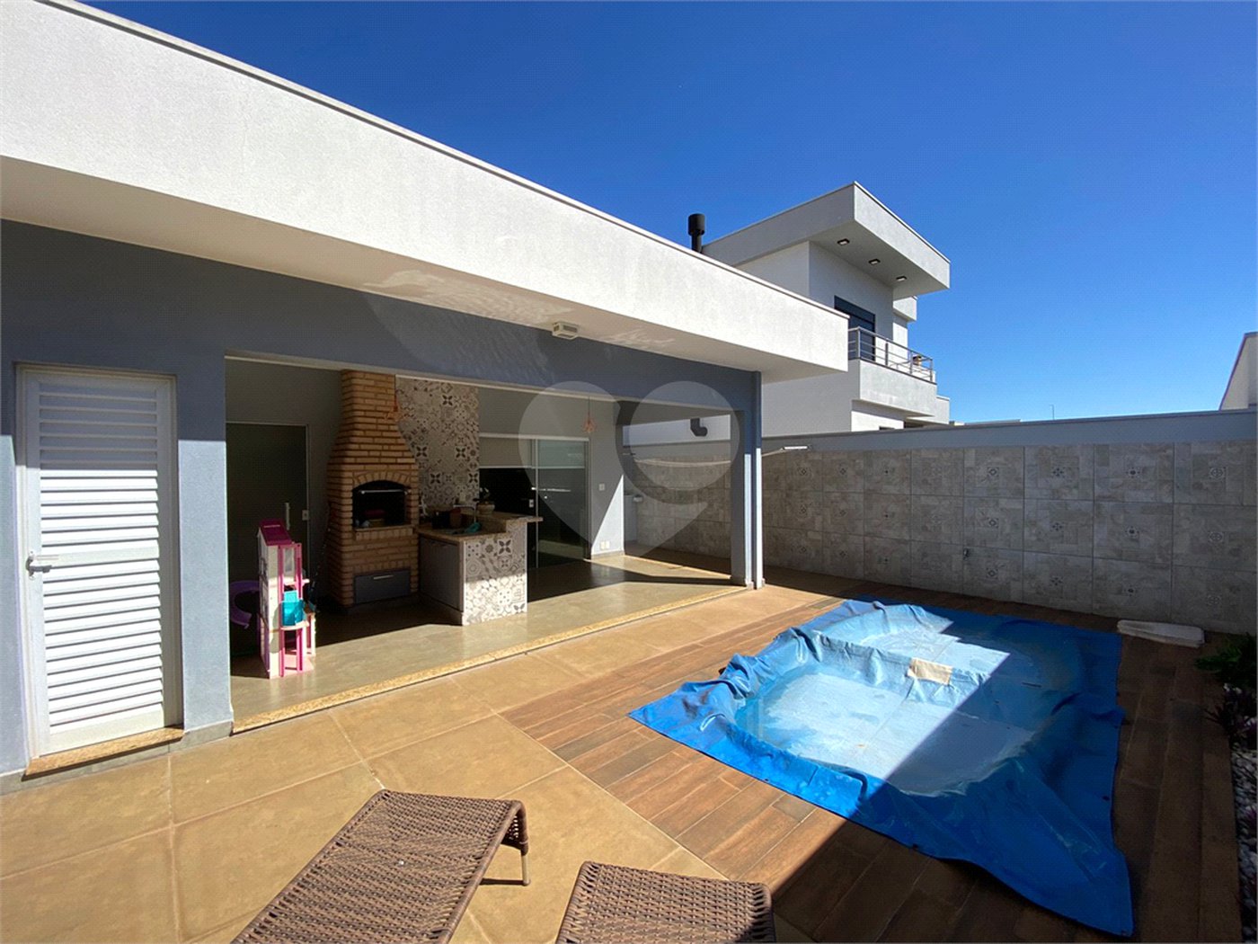 Casa térrea com piscina para venda no Condomínio Quebec.