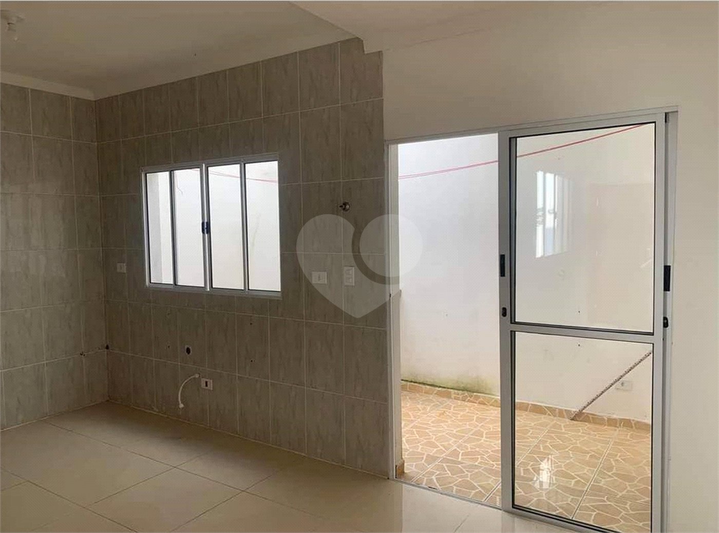 Casa à venda com 2 quartos, sendo 1 suíte, no condomínio Sem Nome, Suzano - SP