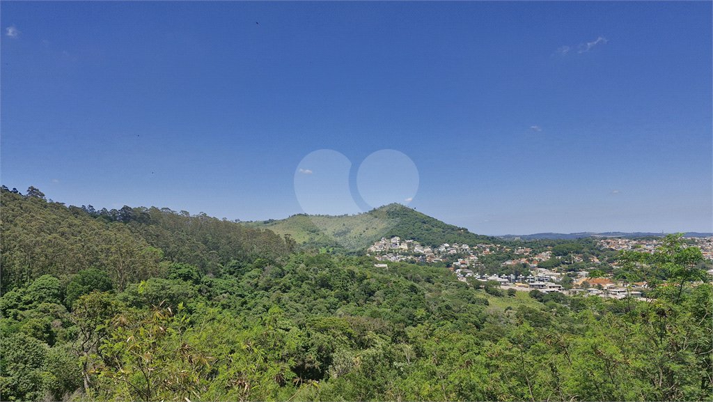 Casa à venda com 4 quartos, sendo 2 suítes, no condomínio Jaboticabeiras, Atibaia - SP