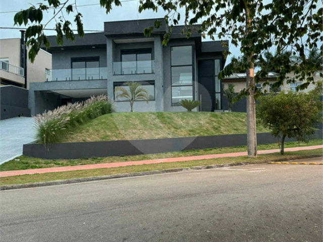 Casa à venda com 5 suítes no condomínio Residencial Santa Maria, Jandira - SP